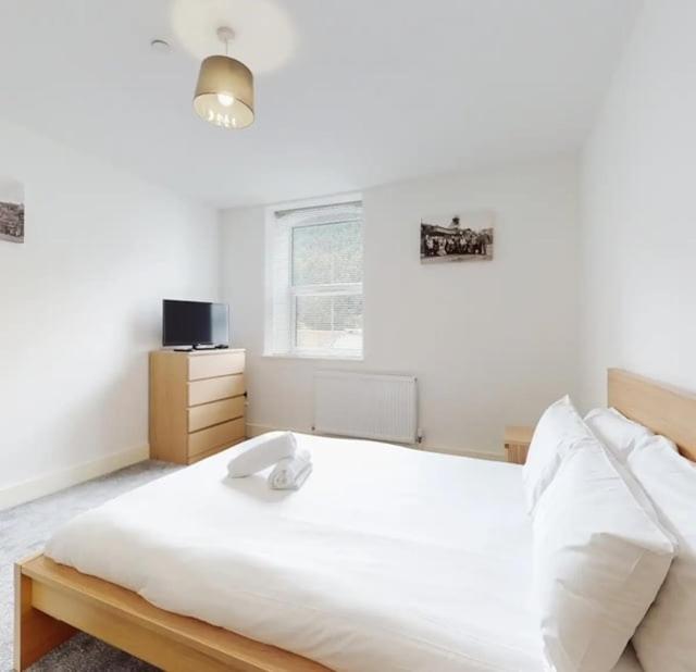 Spacious Two Bedroom Apartment With Valley Views Abertillery Экстерьер фото